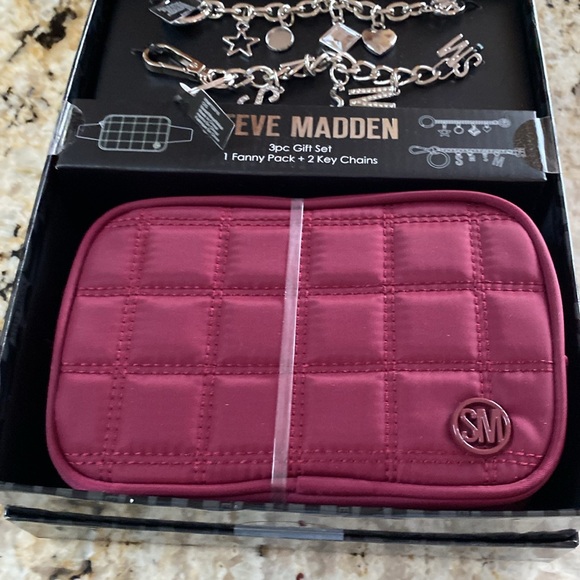 Steve Madden Fanny Pack and Two Keychains - Picture 6 of 6